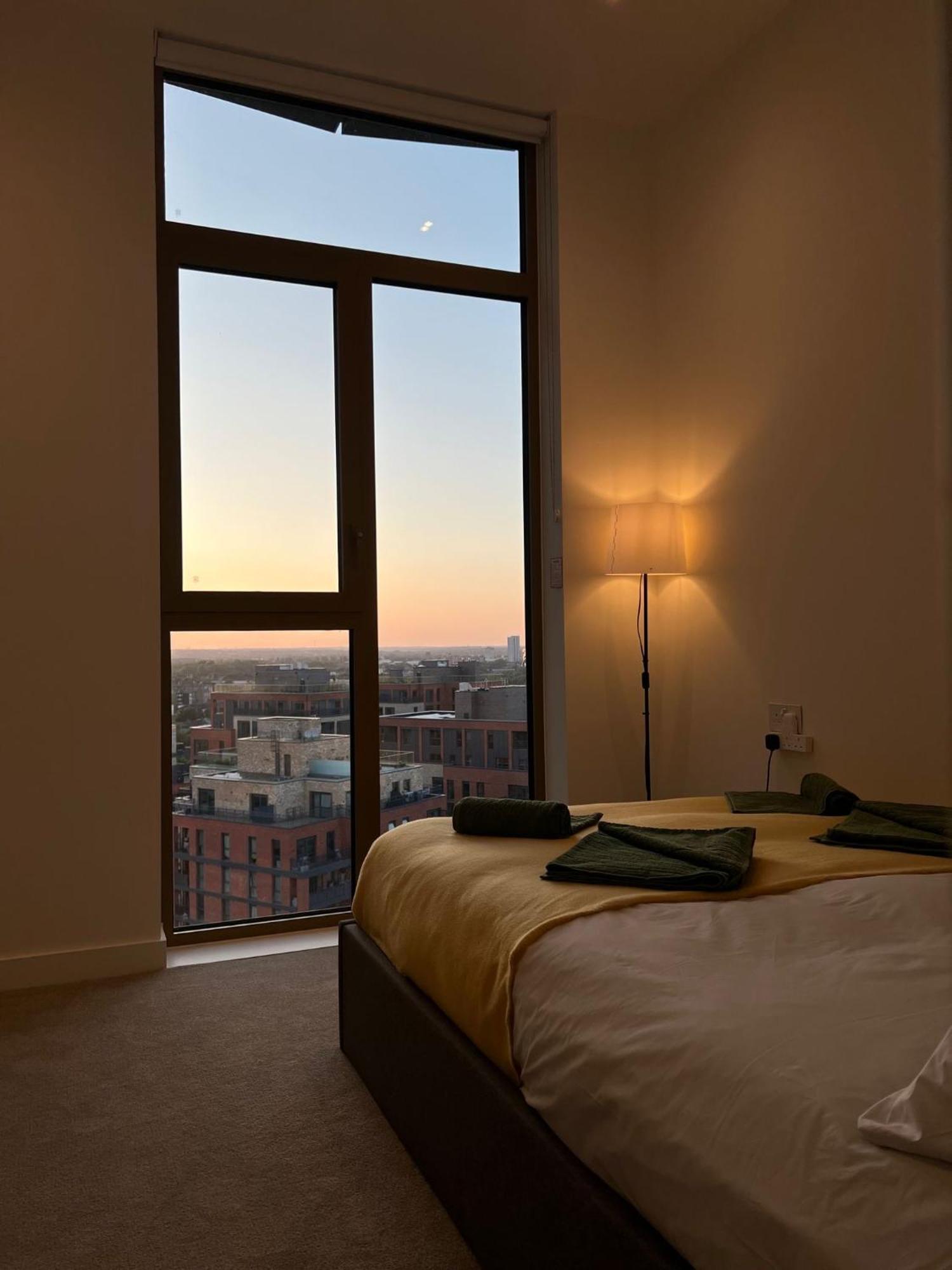 Cozy Room With Private Bathroom In Luxurious Flat London Kültér fotó